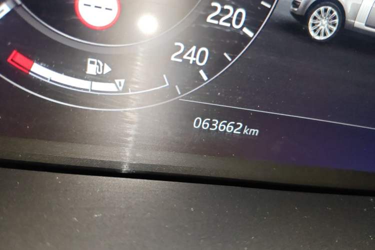 Used Land Rover Range 2020 3.0 L6 Long-Wheelbase Legacy Odometer Close Up