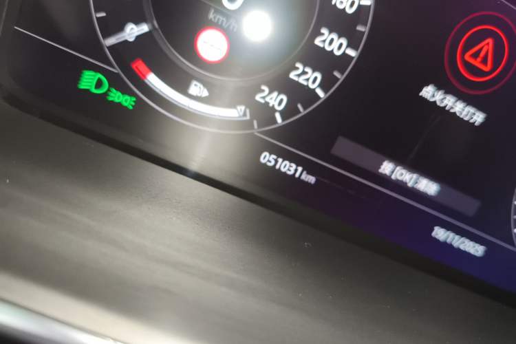 Used Land Rover Range 2020 3.0 L6 Long-Wheelbase Legacy Odometer Close Up