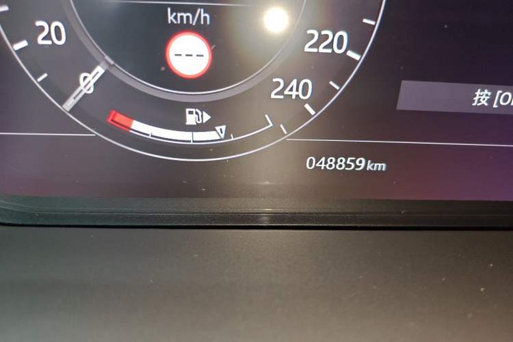 Used Land Rover Range 2020 3.0 L6 Long-Wheelbase Legacy Odometer Close Up