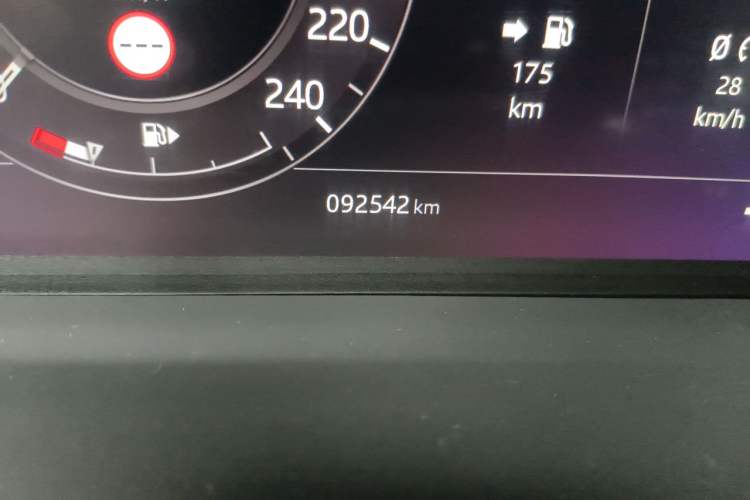 Used Land Rover Range 2020 3.0 L6 Long-Wheelbase Legacy Odometer Close Up