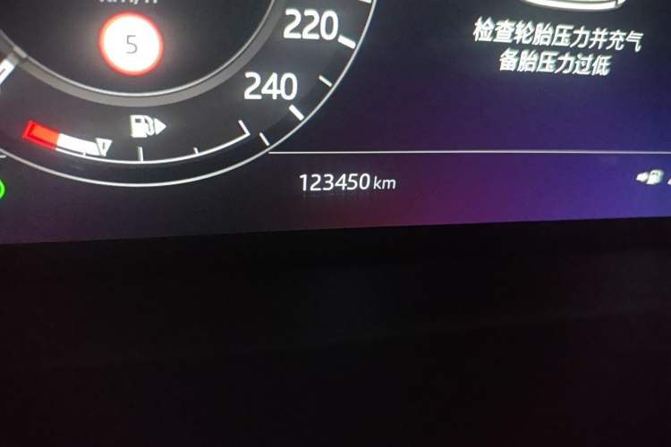 Used Land Rover Range 2020 3.0 L6 Long-Wheelbase Legacy Odometer Close Up