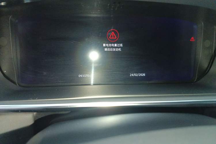 Used Land Rover Range 2020 3.0 L6 Legacy Edition Odometer Close Up