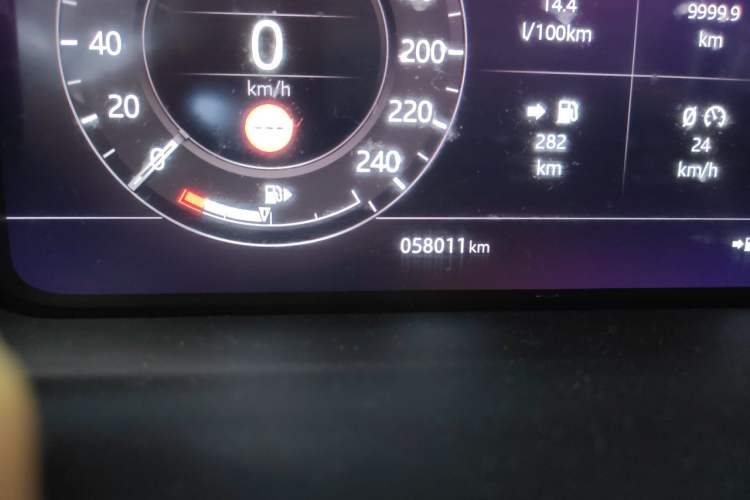 Used Land Rover Range 2020 3.0 L6 Legacy Edition Odometer Close Up