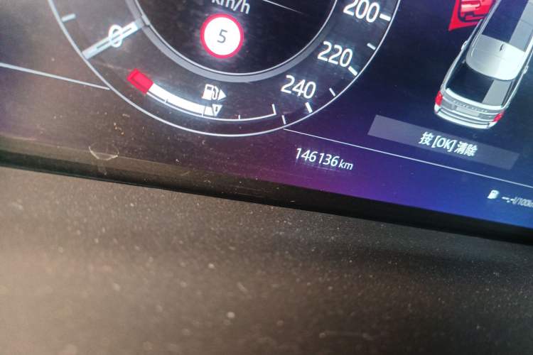 Used Land Rover Range 2020 3.0 L6 Long-Wheelbase Legacy Odometer Close Up