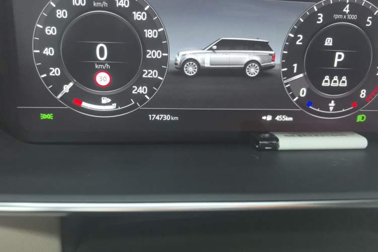 Used Land Rover Range 2020 3.0 L6 Long-Wheelbase Legacy Odometer Close Up