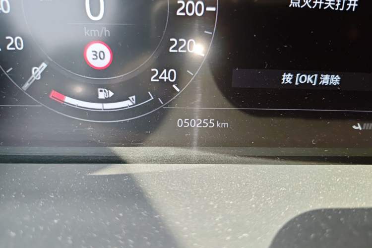 Used Land Rover Range 2020 3.0 L6 Prestige Extended-Length Version Odometer Close Up