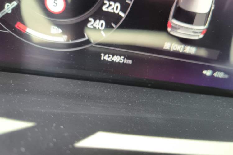 Used Land Rover Range 2020 3.0 L6 Long-Wheelbase Legacy Odometer Close Up