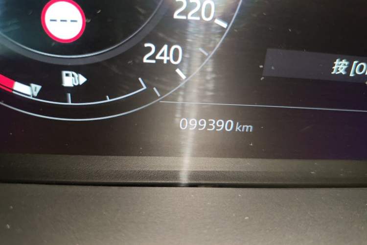Used Land Rover Range 2020 3.0 L6 Long-Wheelbase Legacy Odometer Close Up