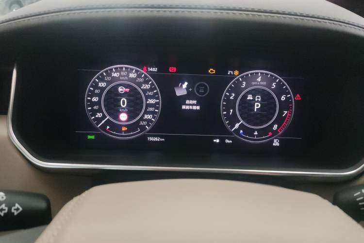 Used Land Rover Range 2020 3.0 L6 Long-Wheelbase Legacy Odometer Close Up