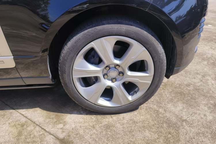 Used Land Rover Range 2020 3.0 L6 Long-Wheelbase Legacy Right Front Wheel Hub