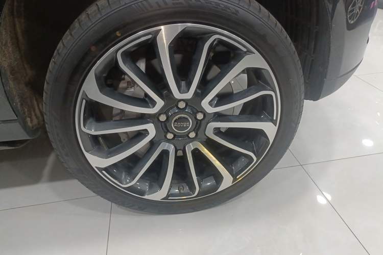 Used Land Rover Range 2020 3.0 L6 Long-Wheelbase Legacy Right Front Wheel Hub