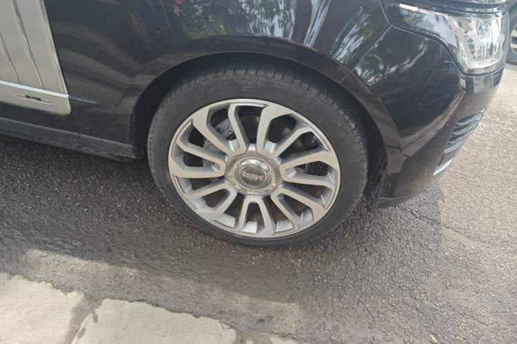 Used Land Rover Range 2020 3.0 L6 Legacy Edition Right Front Wheel Hub