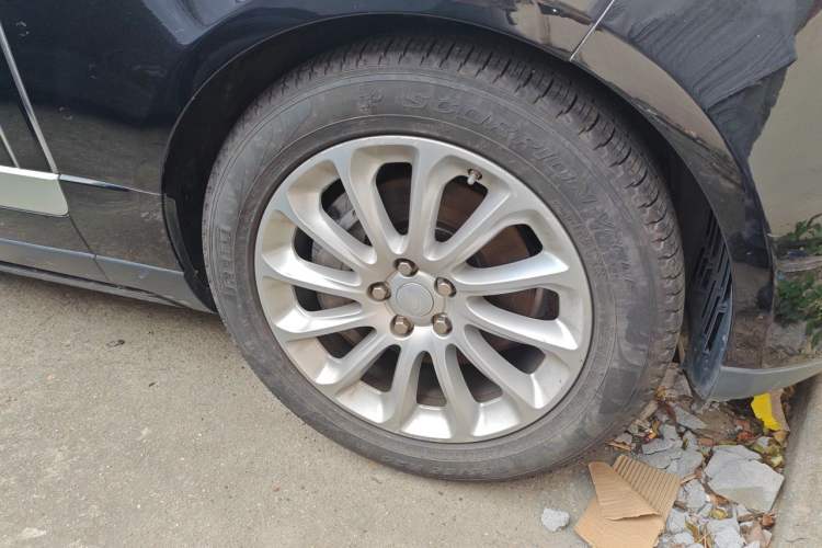 Used Land Rover Range 2020 3.0 L6 Legacy Edition Right Front Wheel Hub