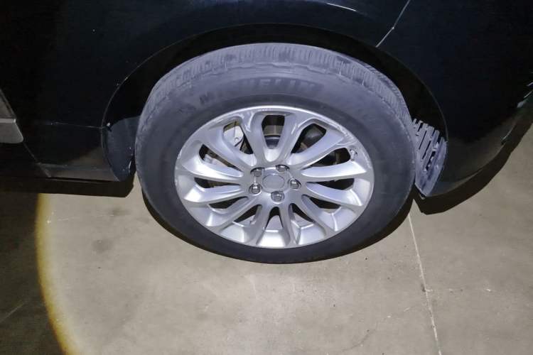 Used Land Rover Range 2020 3.0 L6 Legacy Edition Right Front Wheel Hub
