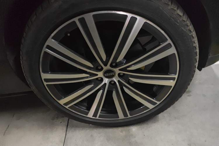 Used Land Rover Range 2020 3.0 L6 Long-Wheelbase Legacy Right Front Wheel Hub