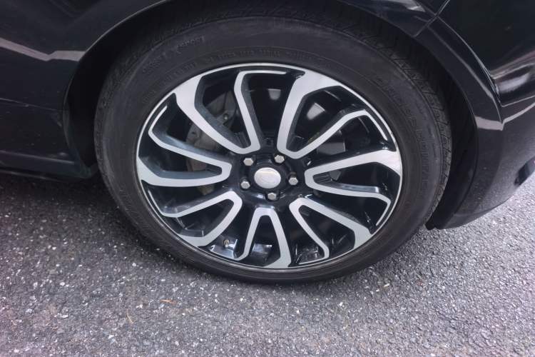 Used Land Rover Range 2020 3.0 L6 Grand Edition Right Front Wheel Hub