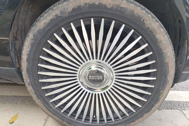 Used Land Rover Range 2020 3.0 L6 Grand Edition Right Front Wheel Hub