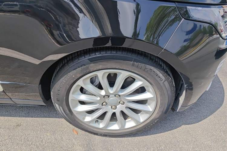 Used Land Rover Range 2020 3.0 L6 Legacy Edition Right Front Wheel Hub