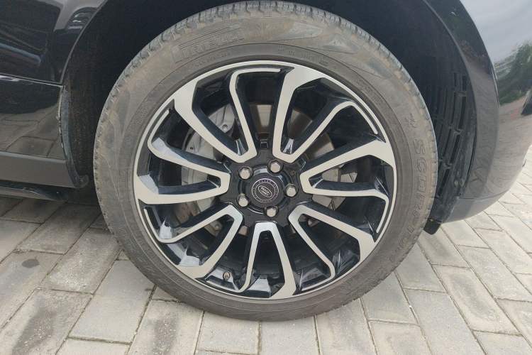 Used Land Rover Range 2020 3.0 L6 Grand Edition Right Front Wheel Hub