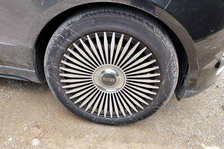 Used Land Rover Range 2020 3.0 L6 Grand Edition Right Front Wheel Hub