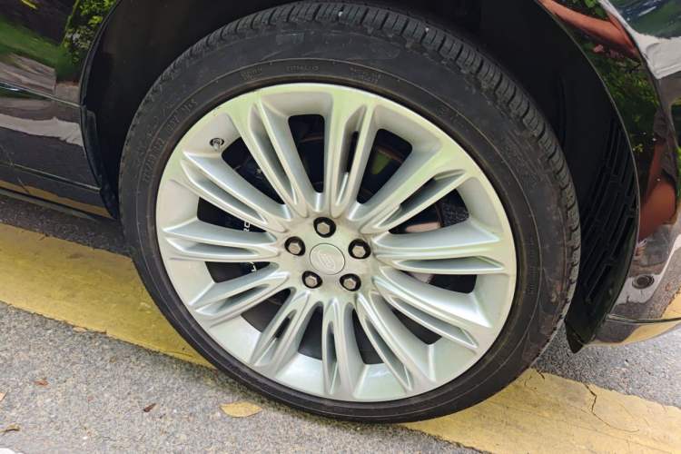 Used Land Rover Range 2020 3.0 L6 Prestige Extended-Length Version Right Front Wheel Hub