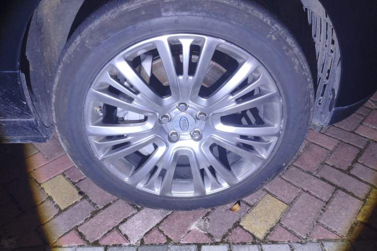Used Land Rover Range 2020 3.0 L6 Long-Wheelbase Legacy Right Front Wheel Hub
