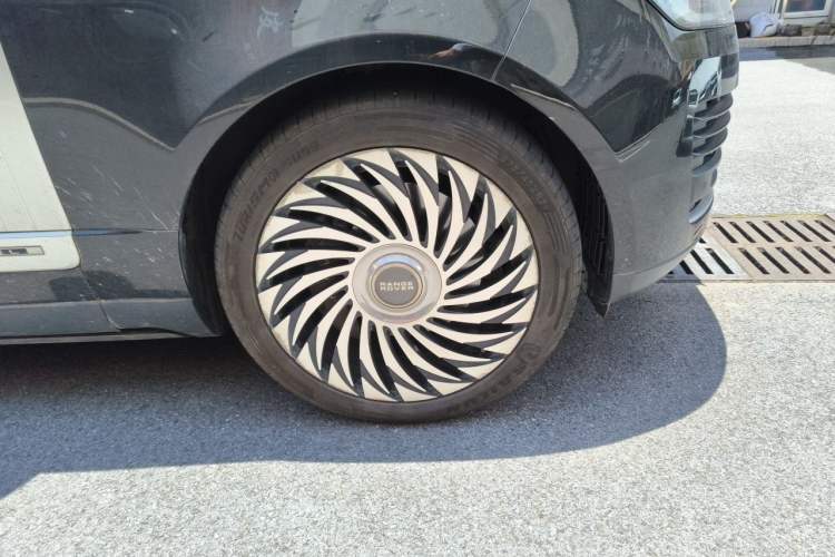 Used Land Rover Range 2020 3.0 L6 Long-Wheelbase Legacy Right Front Wheel Hub