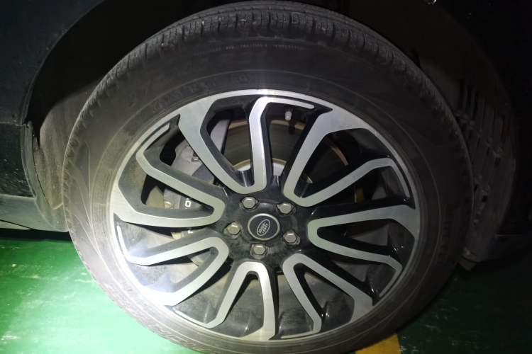 Used Land Rover Range 2020 3.0 L6 Long-Wheelbase Legacy Right Front Wheel Hub