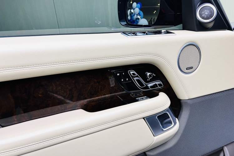 Used Land Rover Range 2020 3.0 L6 Long-Wheelbase Legacy Interior 2