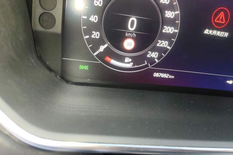 Used Land Rover Range 2020 3.0 L6 Long-Wheelbase Legacy Odometer Close Up