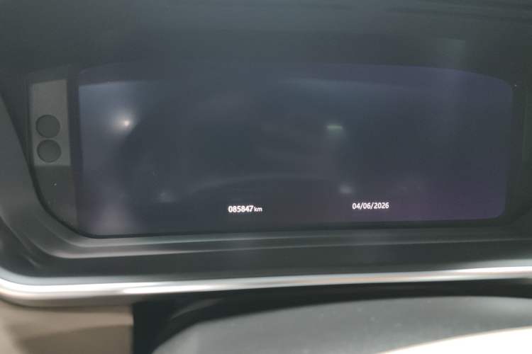 Used Land Rover Range 2020 3.0 L6 Long-Wheelbase Legacy Odometer Close Up