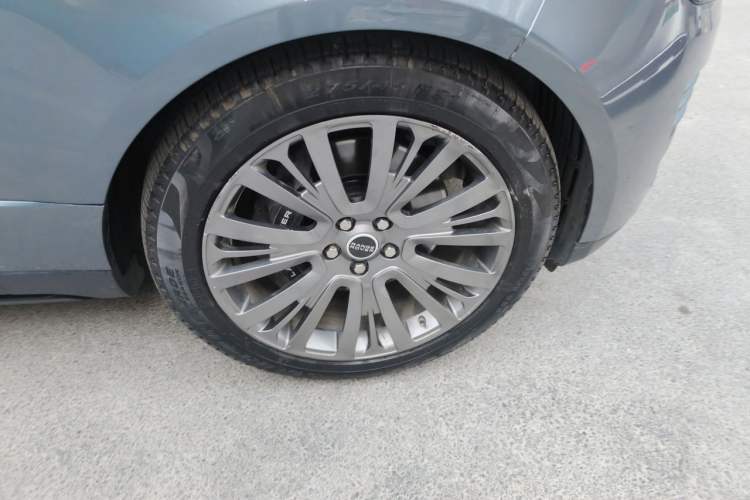 Used Land Rover Range 2020 3.0 L6 Long-Wheelbase Legacy Right Front Wheel Hub