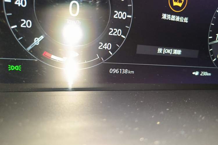 Used Land Rover Range 2020 3.0 L6 Long-Wheelbase Legacy Odometer Close Up