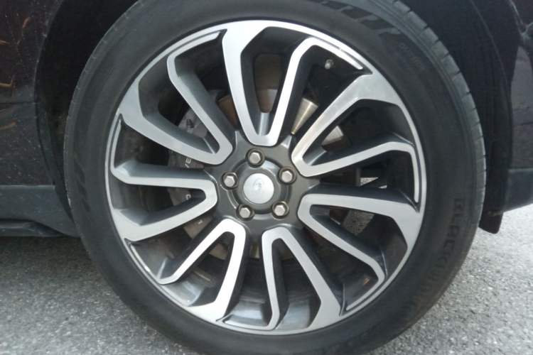 Used Land Rover Range 2020 3.0 L6 Long-Wheelbase Legacy Right Front Wheel Hub