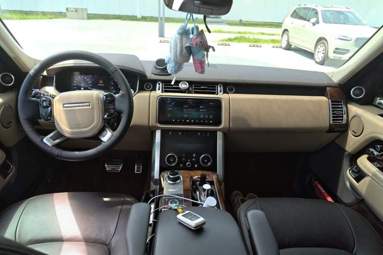 Used Land Rover Range 2020 3.0 L6 Long-Wheelbase Legacy Center Console