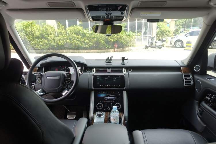 Used Land Rover Range 2020 3.0 L6 Long-Wheelbase Legacy Center Console