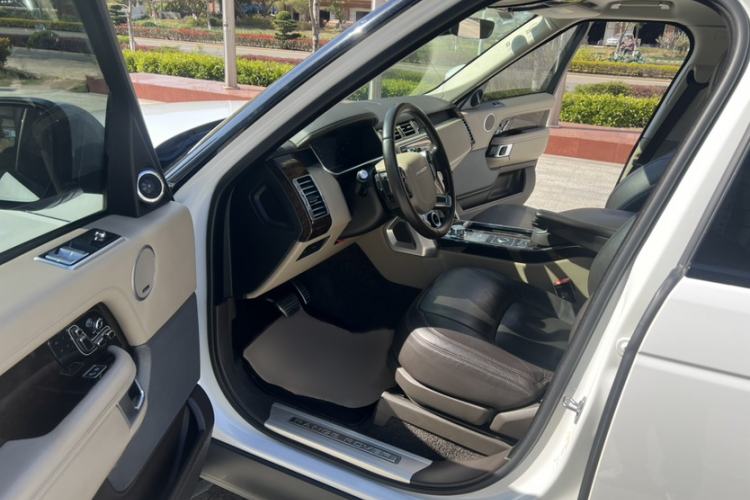 Used Land Rover Range 2020 3.0 L6 Long-Wheelbase Legacy Interior 1