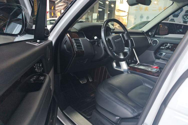 Used Land Rover Range 2020 3.0 L6 Legacy Edition Interior 2