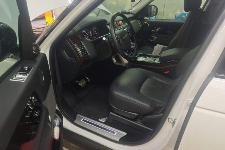 Used Land Rover Range 2020 3.0 L6 Long-Wheelbase Legacy Interior 3