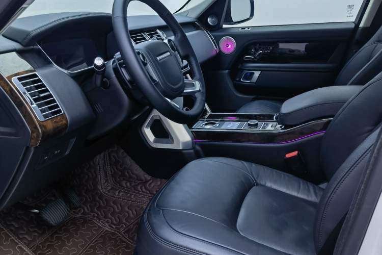Used Land Rover Range 2020 3.0 L6 Grand Edition Interior 3