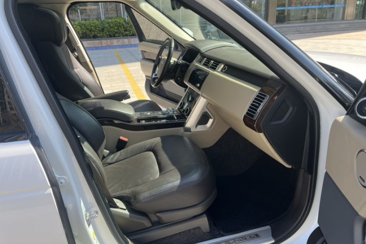 Used Land Rover Range 2020 3.0 L6 Long-Wheelbase Legacy Interior 4