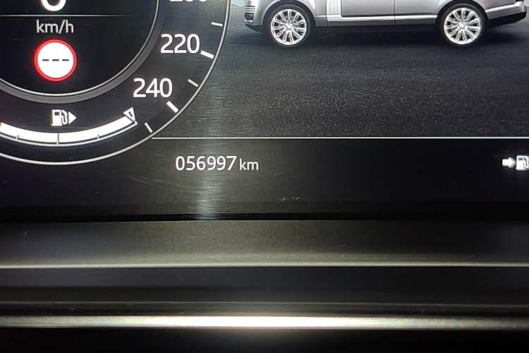 Used Land Rover Range 2020 3.0 L6 Long-Wheelbase Legacy Odometer Close Up