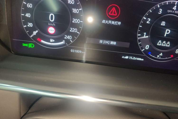 Used Land Rover Range 2020 3.0 L6 Long-Wheelbase Legacy Odometer Close Up