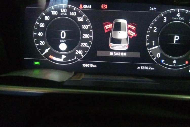 Used Land Rover Range 2020 3.0 L6 Long-Wheelbase Legacy Odometer Close Up
