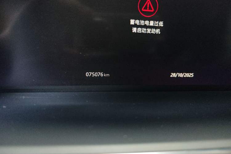 Used Land Rover Range 2020 3.0 L6 Legacy Edition Odometer Close Up