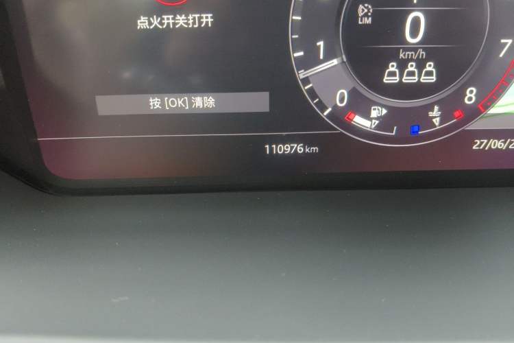 Used Land Rover Range 2020 3.0 L6 Long-Wheelbase Legacy Odometer Close Up
