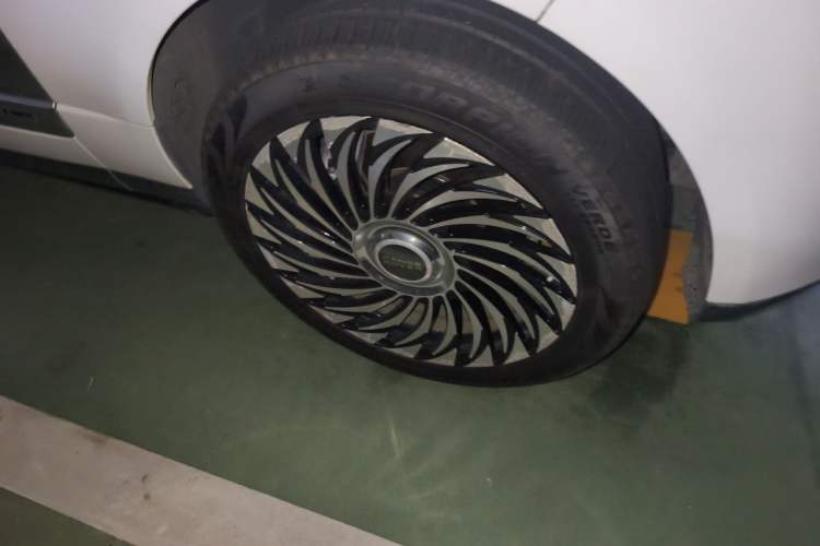 Used Land Rover Range 2020 3.0 L6 Long-Wheelbase Legacy Right Front Wheel Hub