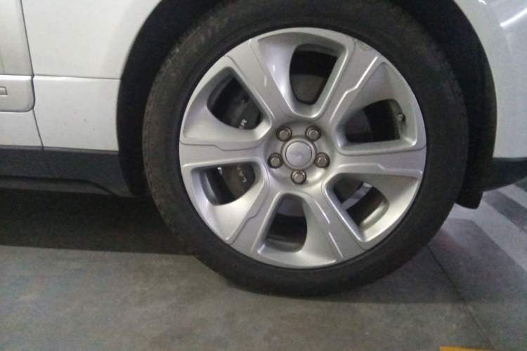 Used Land Rover Range 2020 3.0 L6 Long-Wheelbase Legacy Right Front Wheel Hub