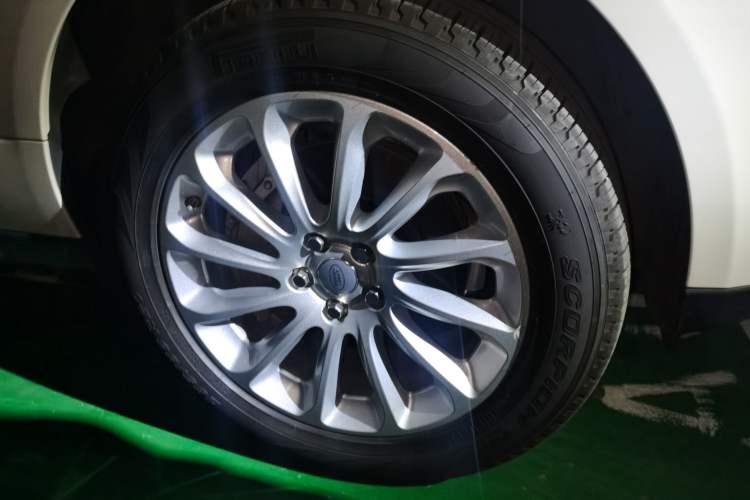 Used Land Rover Range 2020 3.0 L6 Legacy Edition Right Front Wheel Hub