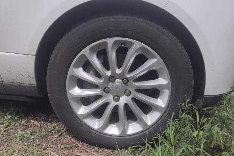 Used Land Rover Range 2020 3.0 L6 Legacy Edition Right Front Wheel Hub
